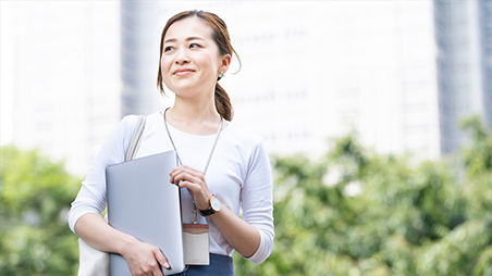 個人事業主に開業届は必須？税務署に提出するメリットと書き方や手続きのポイント